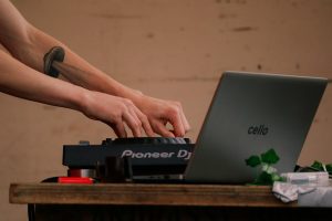 Spotify DJ Expands to More Countries & Languages