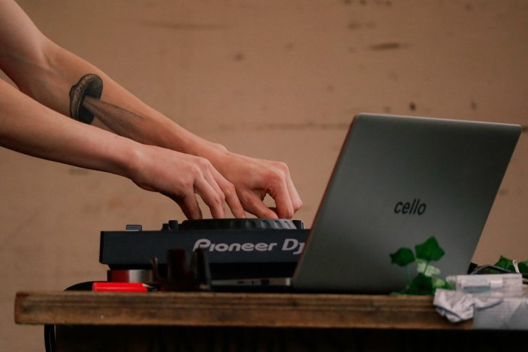 Spotify DJ Expands to More Countries & Languages