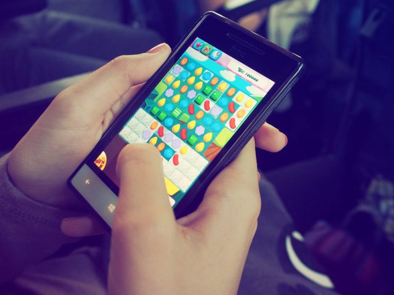 Roblox Adds AI Game Builder to Mobile App
